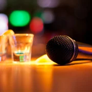 2025年04月30日 12:54の投稿：スナックのカラオケで盛り上がる曲とは？マナーや注意点も解説
