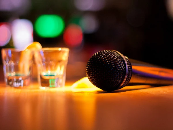 コラム「スナックのカラオケで盛り上がる曲とは?マナーや注意点も解説」